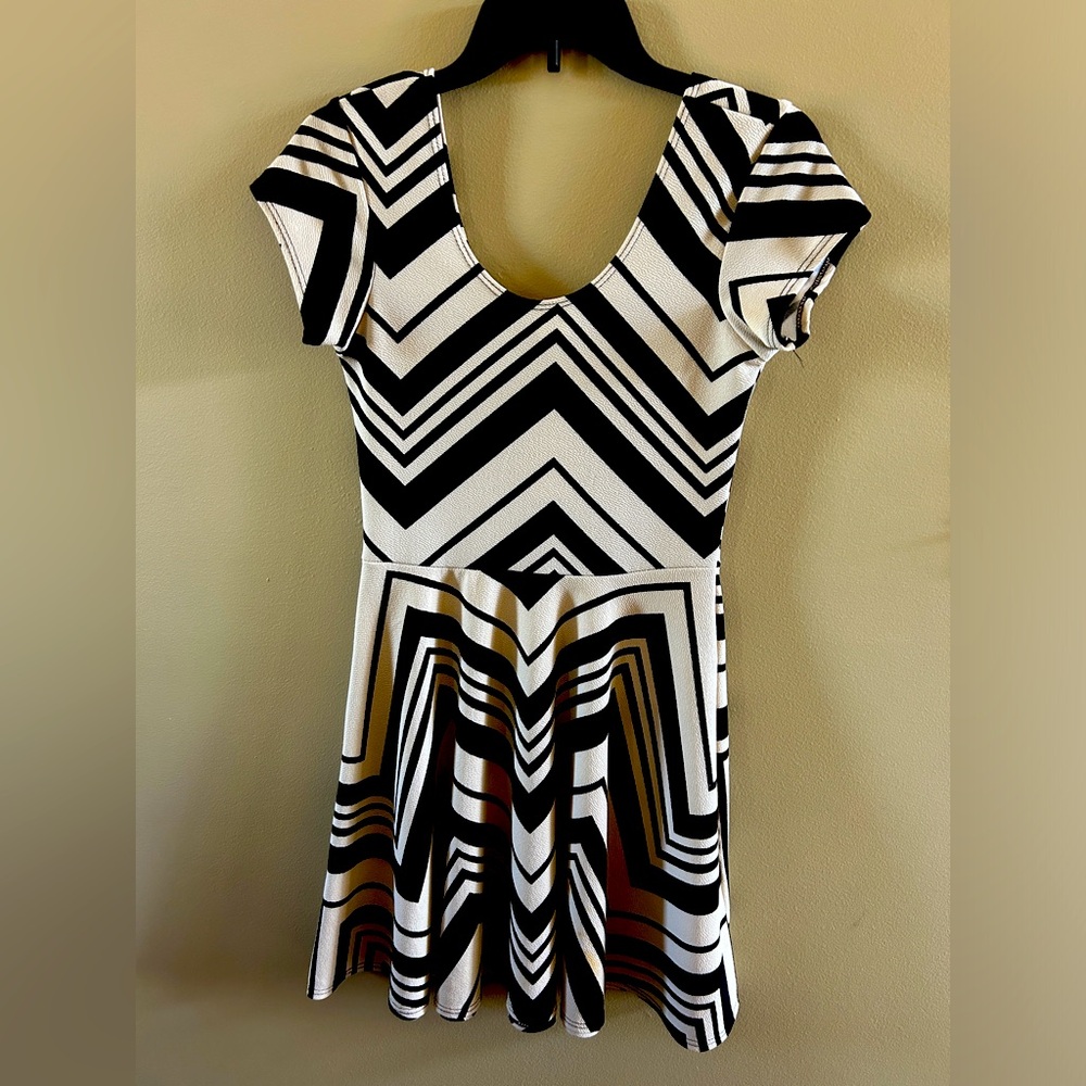 Scoop Neck Zigzag Print Dress